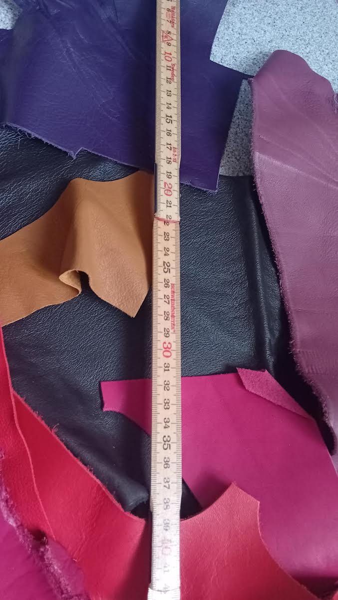 Tissus: Leder Reste ca.3,5kg – D'occasion à Salez par Robe12 6