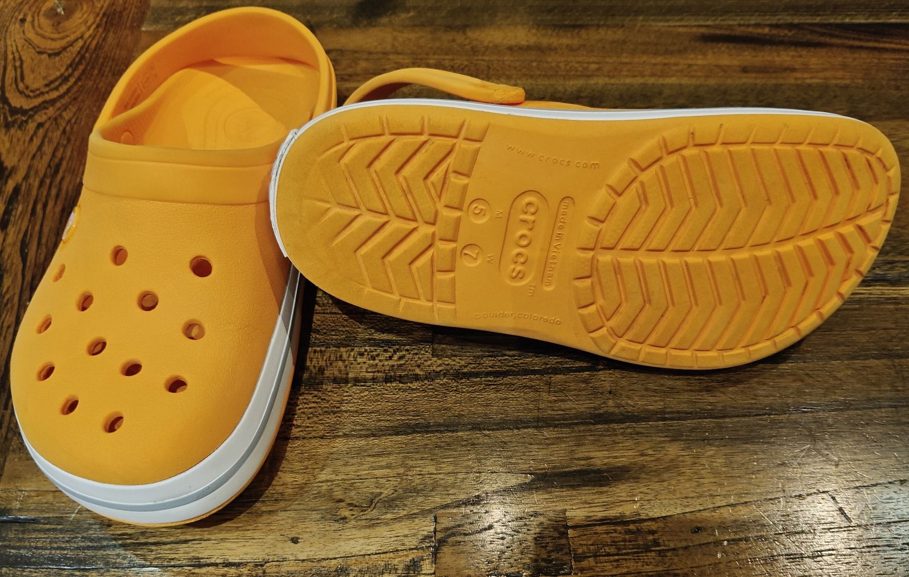 Chaussures hommes: Crocs orange pointure M5 W7 : 37-38  – D'occasion à Grugnay (Chamoson) par Ultramab 2