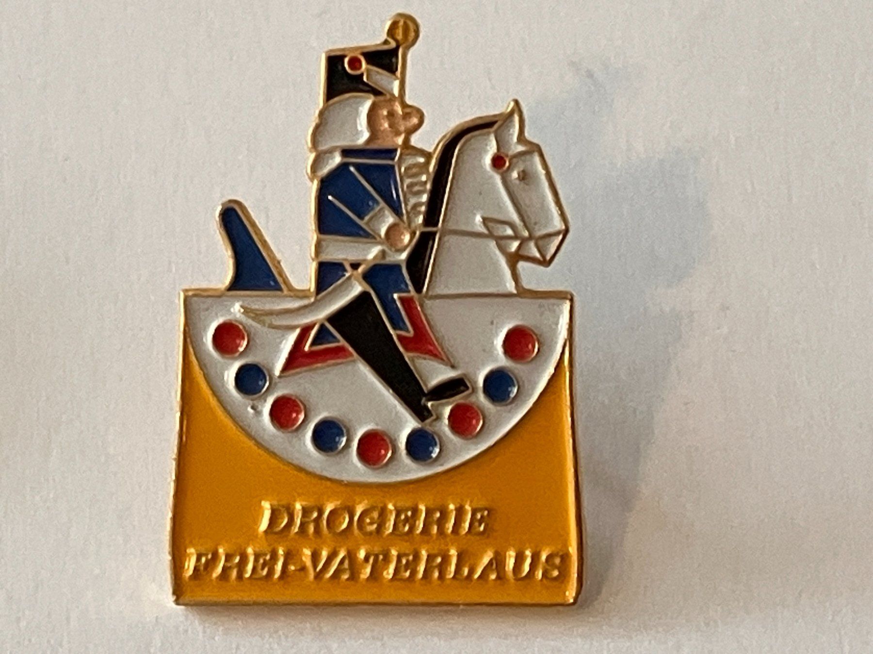 Placchette & Badge: 1 Pin Drogerie Frei-Vaterlaus – Usato da Basel venduto da djwwpp