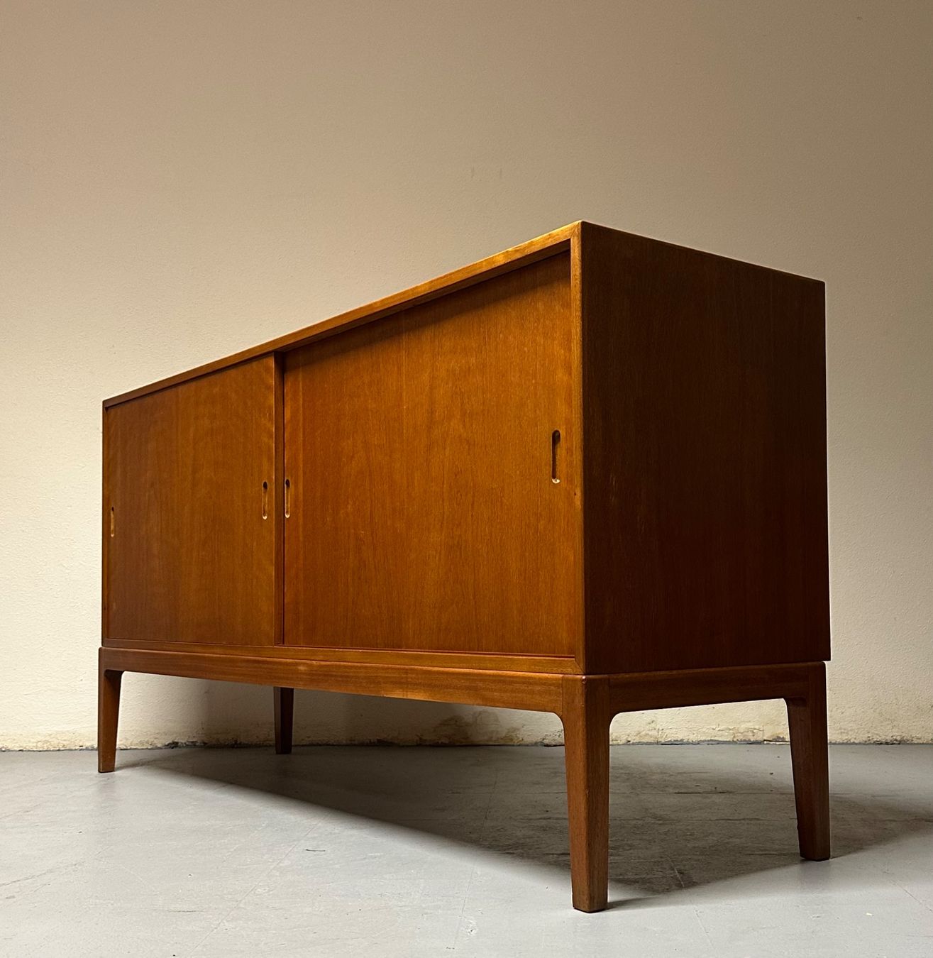Knoll Cassettiere: MidCentury Teak Sideboard 1950er MCM Dänemark – Usato da Basel venduto da MidMod20C