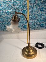Tischlampe mit Glasblütenschirm, messingfarben, ca. 40 cm