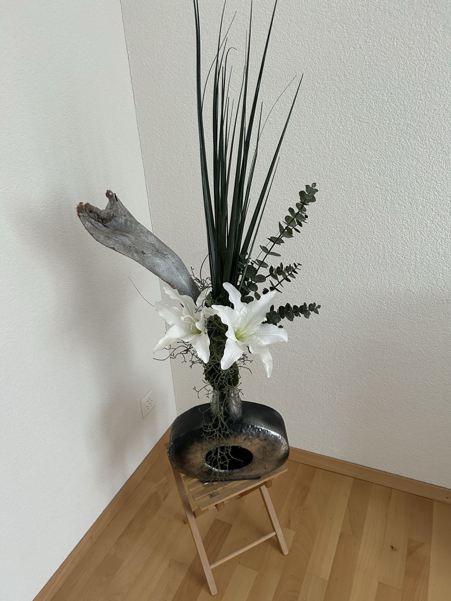 Alle Dekorationen: Elegantes Gesteck mit Lilien und Holz – Neu (gemäss Beschreibung) aus Güttingen von Hunzer