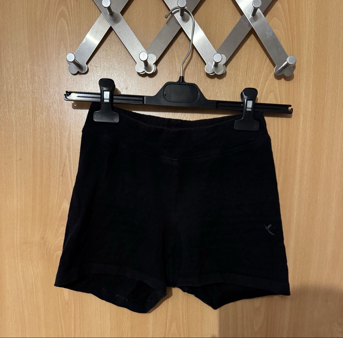 Decathlon Leggings: Schwarze Decathlon Sportshorts – Usato da Ins venduto da maximal_30CHF