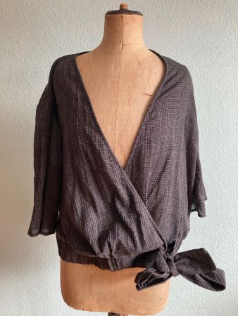 Cardigan court cache cœur gris et noir. T 44