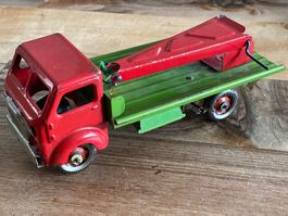 antikes Blechauto (Kranwagen)