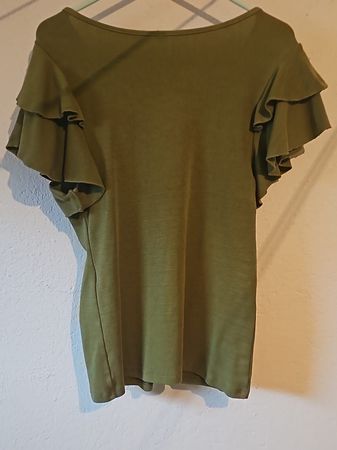 T-shirt  olive avec volants - Parfait pour l'été neuf