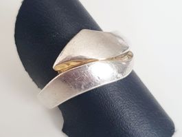Ring aus  925er Silber mit goldenen Akzenten. gr. 17,8 mm
