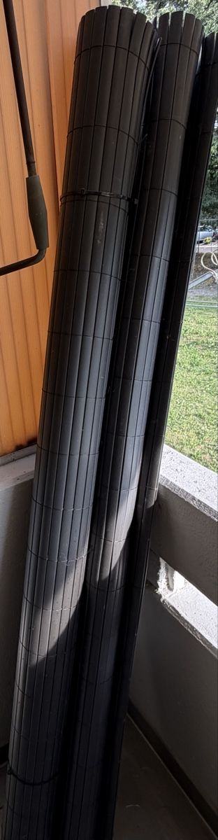 Paravents: Sichtschutz Rolle dunkelgrau 2 Stk. Länge ca. 300cm – Gebraucht aus Oberglatt ZH von eve_6nj8