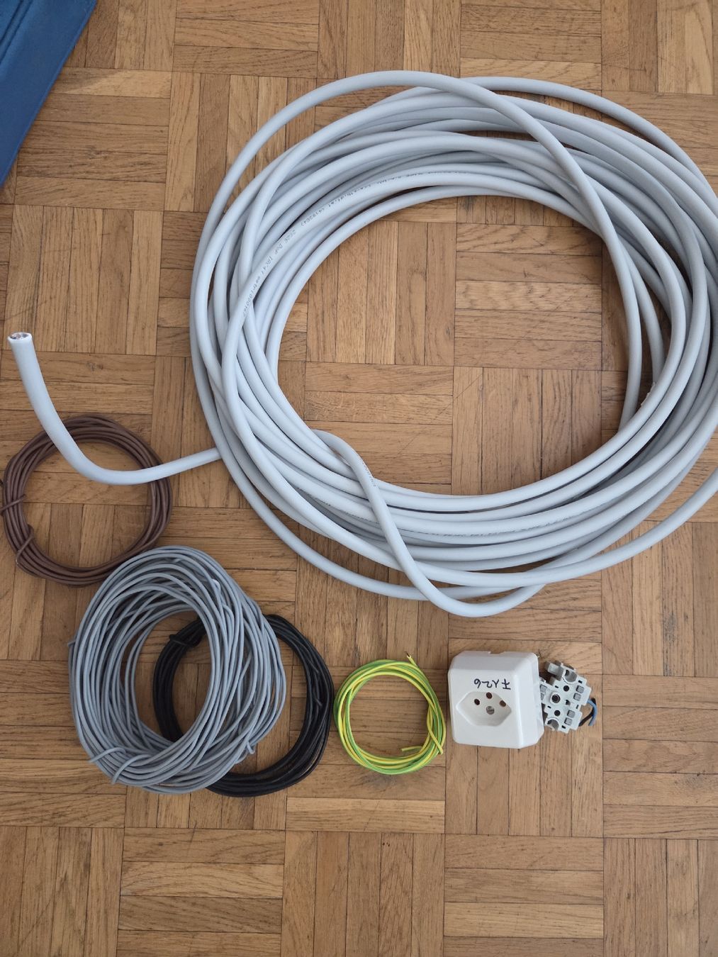 Kabel: Diverse Kabel und Schweizer Steckdose – Gebraucht aus Zürich von Shiva79