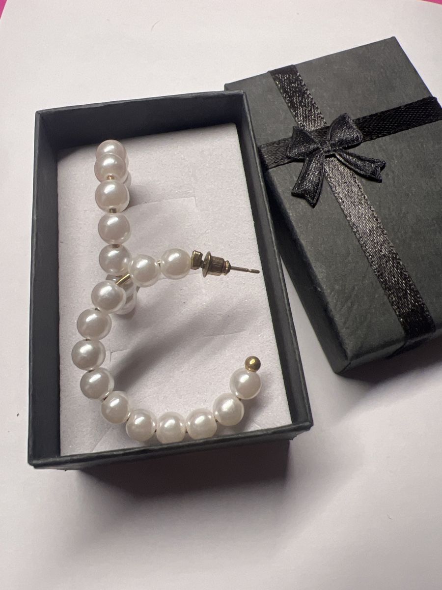 Orecchini pendenti & Orecchini a lobo: Boucles d'oreilles créoles perles blanches élégantes – Nuovo e nell'imballaggio originale da Chenens venduto da anasantos90