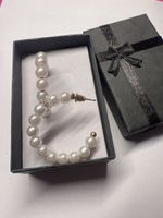 Boucles d'oreilles créoles perles blanches élégantes