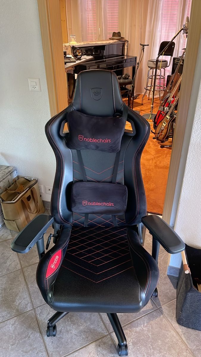 Noblechairs Chaises: Noblechairs Gaming Stuhl schwarz rot – D'occasion à Eriz par qot