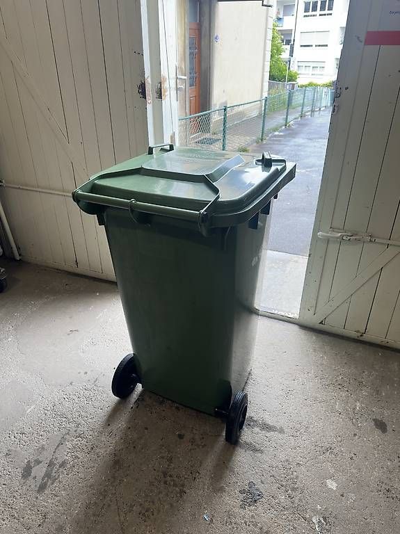 Banconi: Grüner Abfall contaiber 240l – Usato da Rickenbach LU venduto da nur_lars 2