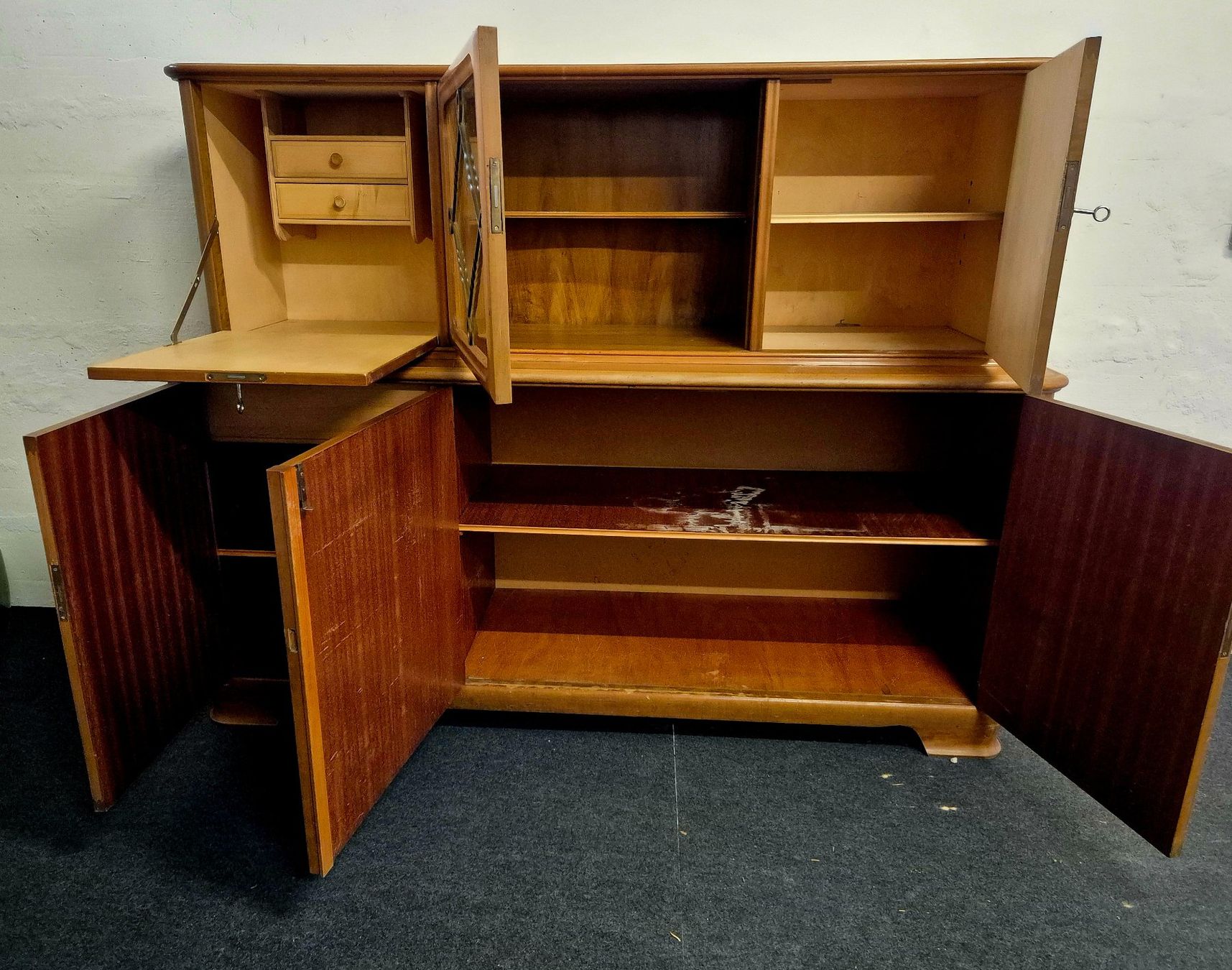Buffets: Alter Buffetschrank – D'occasion à Auenstein par Y.C. 1
