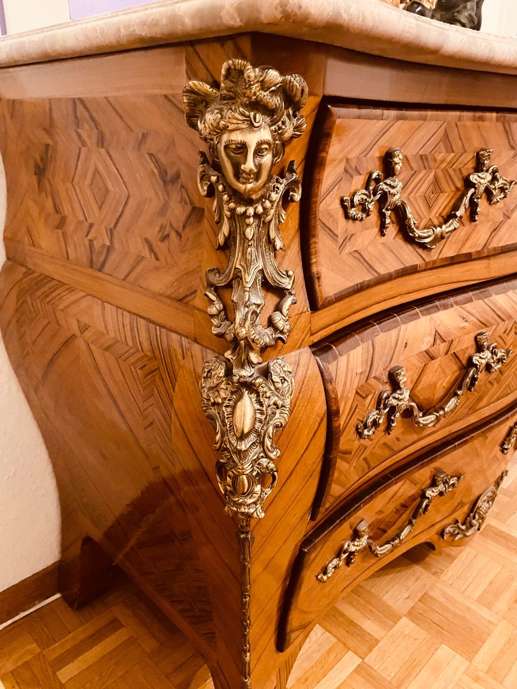 Cassettiere: Magnifique commode Louis XV marbre beige dessus – Usato da Genève venduto da location01 1