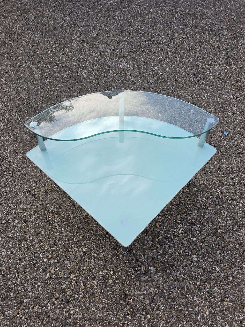 Tavoli: Tisch Glas hellblau mit Glasplatte abgerundet Metallfuss – Usato da Mettlen venduto da elios0888 1