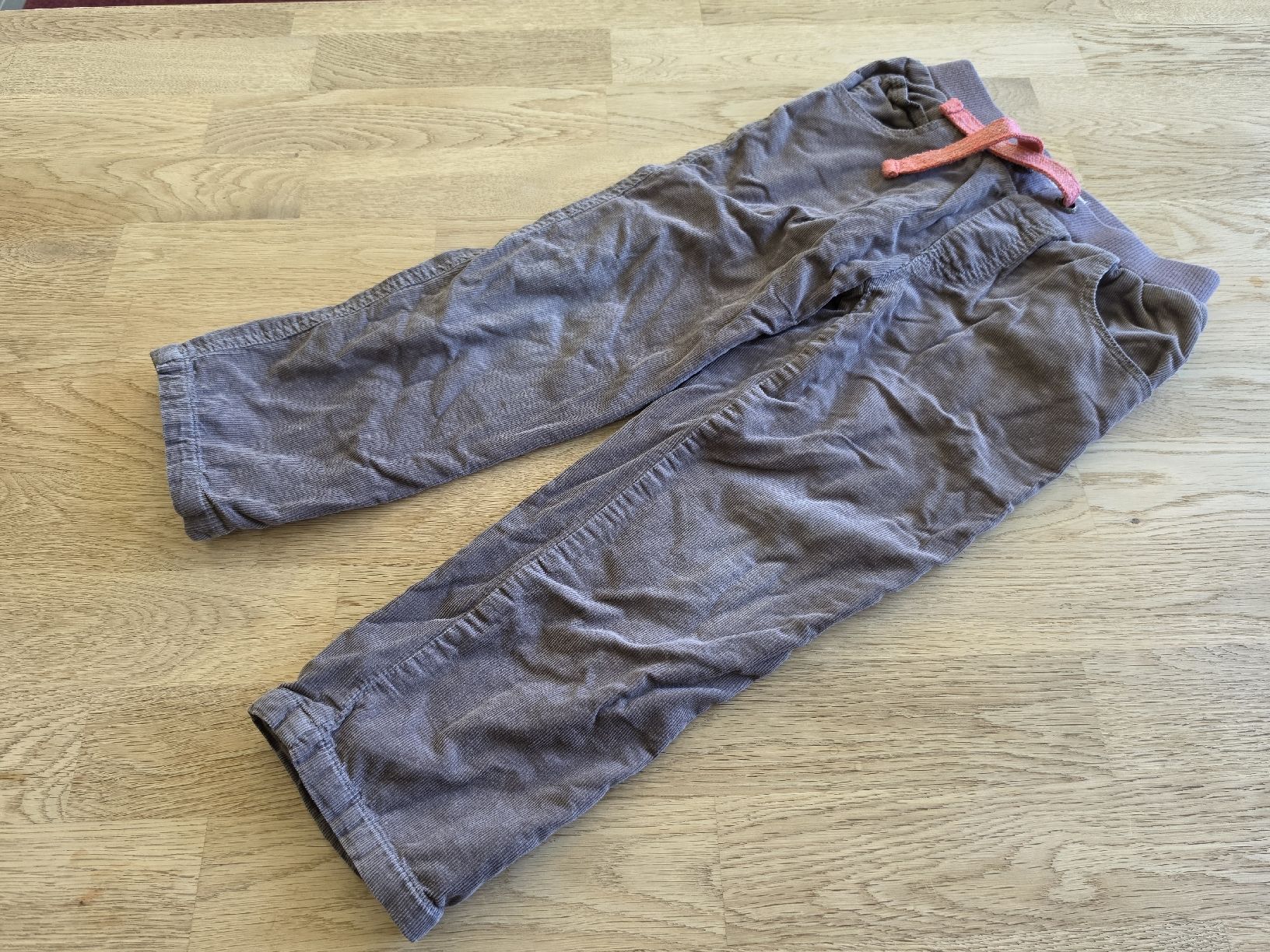 Pantaloni: Cordhose braun 104 elastischer Bund  – Usato da Bergdietikon venduto da Staphylococcus 1