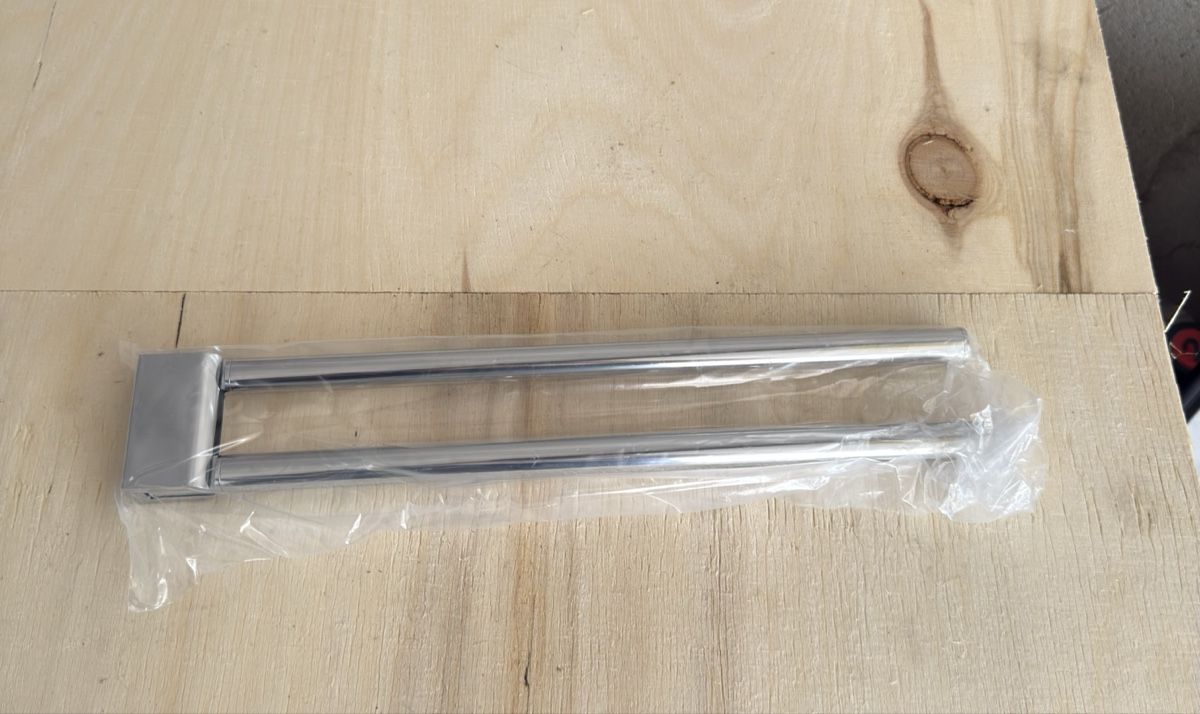 Portasciugamani: Porte-serviettes double pivotant en chrome, neuf – Nuovo e nell'imballaggio originale da Cressier NE venduto da Ala_b