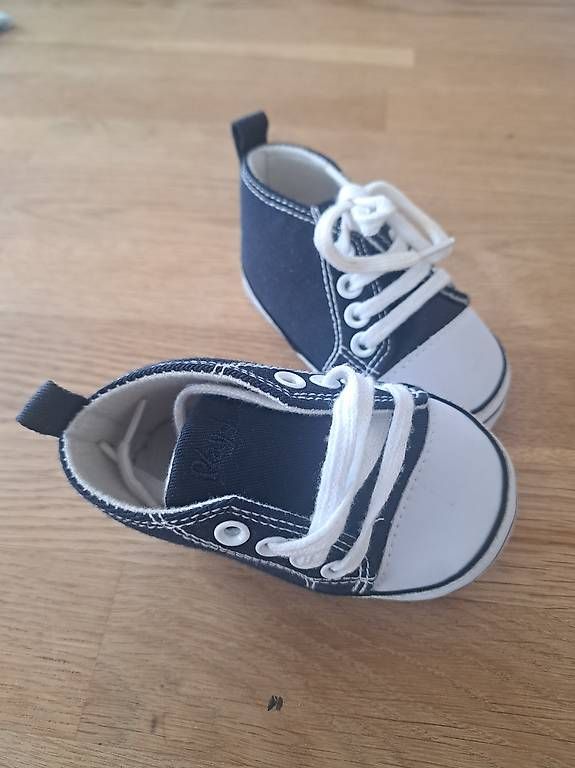 Scarpe per ragazzi: Babyschuhe grösse 19-20 – Usato da Uhwiesen venduto da Marthalen02