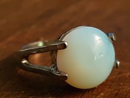 Ring 15mm=47 silberfarben mit weiss-milchigem runden Stein