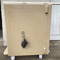 Tresor/Safe mit 2 tablaren und Schlüssel / 75 kg