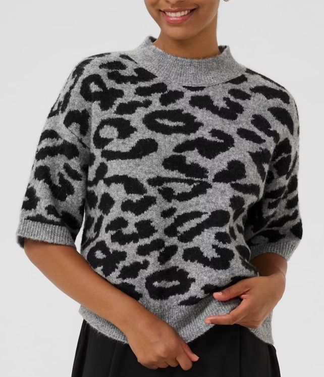 Pulls & Sweat-shirts: Grauer Strickpullover mit Leo-Muster, Grösse S, neuwertig – D'occasion à Zürich par snowow 1