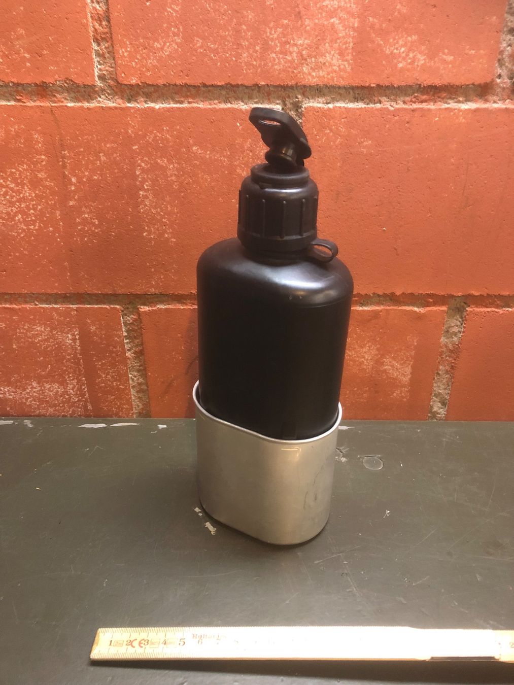 Schweizer Armee Attrezzatura & Pezzi di ricambio: Schweizer Armee Feldflasche Militär Wasserflasche Camping – Usato da Madiswil venduto da TEMISO
