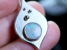 SUN DUST · Mystischer Silberanhänger mit australischem Opal
