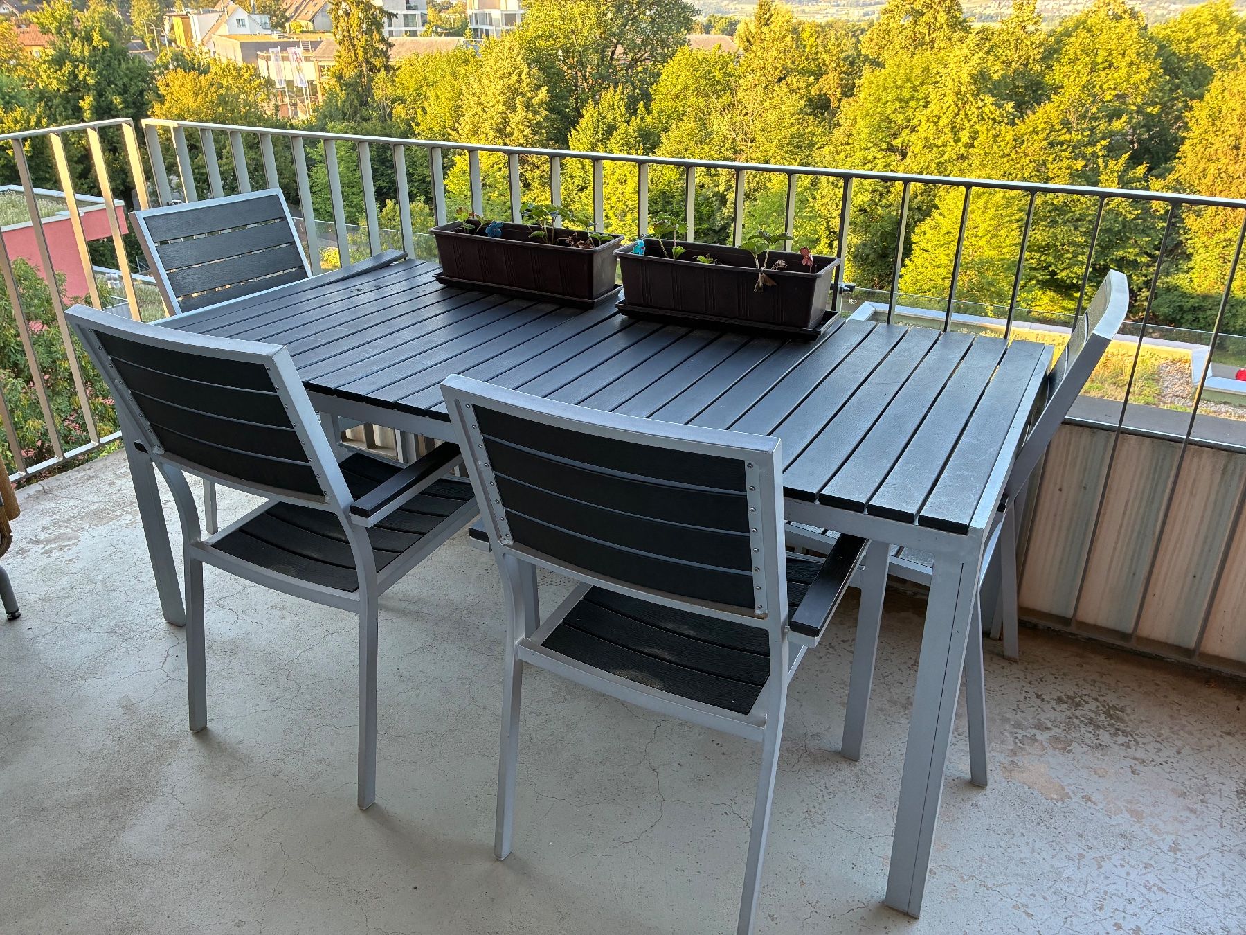 Set di tavolo e panche: Gartentisch Balkontisch mit 4 Stühlen – Usato da Winkel venduto da flyfrc