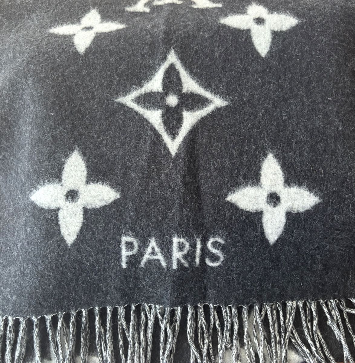 Louis Vuitton Foulards & écharpes: Louis Vuitton écharpe cachemire  – D'occasion à Le Mont-sur-Lausanne par CT70 6