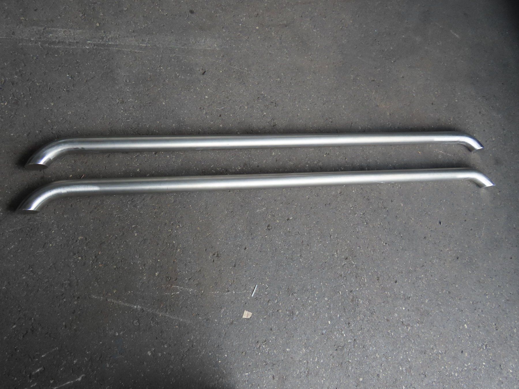 Profilati: 2 Inox Schwellenrohr chromstahl – Usato da Alpnach-Dorf venduto da Hess-Automobile