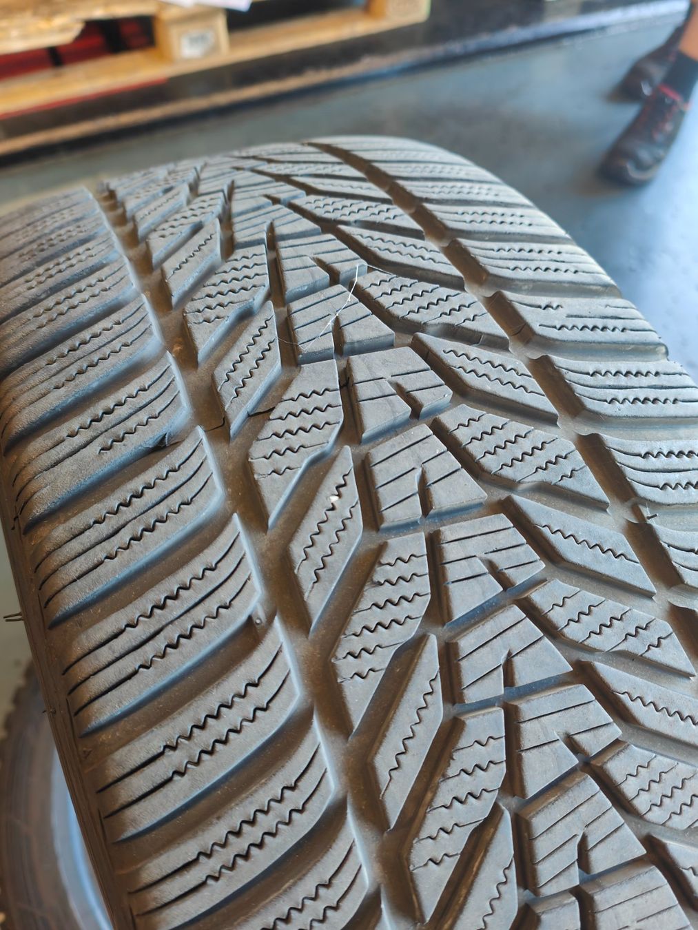 Hankook Pneumatici & Ruote complete: 245/45 R18 Winterreifen – Usato da Oberengstringen venduto da Reifen-Lagerverkauf 3