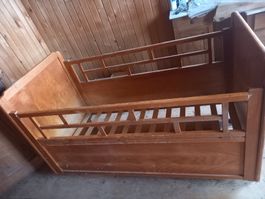 Antikes Kinderbett aus Holz gebrauchter Zustand
