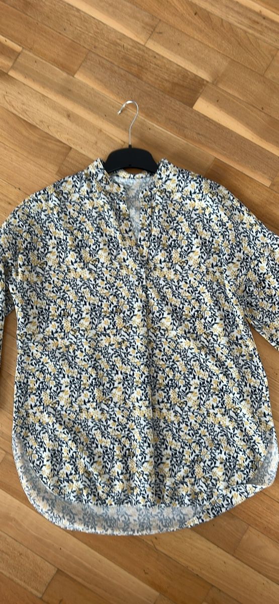 Camicette: Hemdbluse / Bluse mit Blumenmuster, Gr. 40/42 locker fallend – Usato da St. Urban venduto da uschi73 1