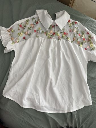 Sommerbluse mit Blumenstickerei, Grösse M, neuwertig