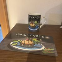 Tasse  und Brett mit Schildkrötenmotiv