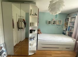 Schönes Gäste- oder Kinderbett mit Ausziehbett und Schublade
