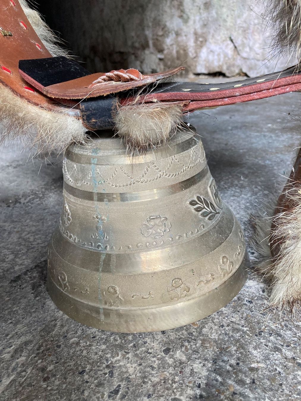 Campanacci mucche: Schöne Kuhglocke mit Glockenriemen – Usato da Mönchaltorf venduto da Tschibi 3