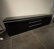 Schwarzes TV-Möbeli in gutem Zustand