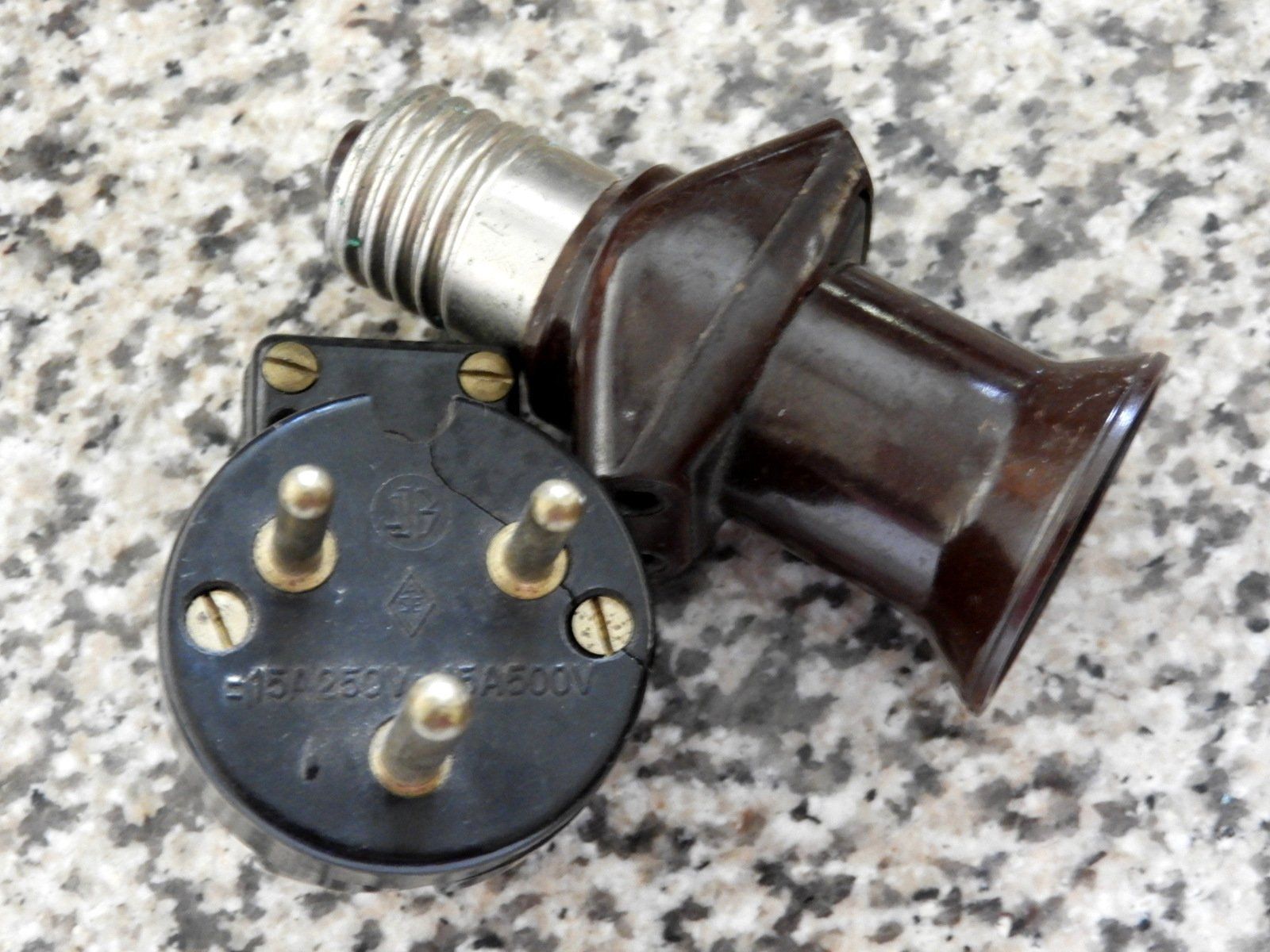 Stecker: URALTE VERMUTLICH BAKKELIT ELEKTRISCHE STECKER  2 STUCK – Gebraucht aus Ettingen von troll-mutter 3