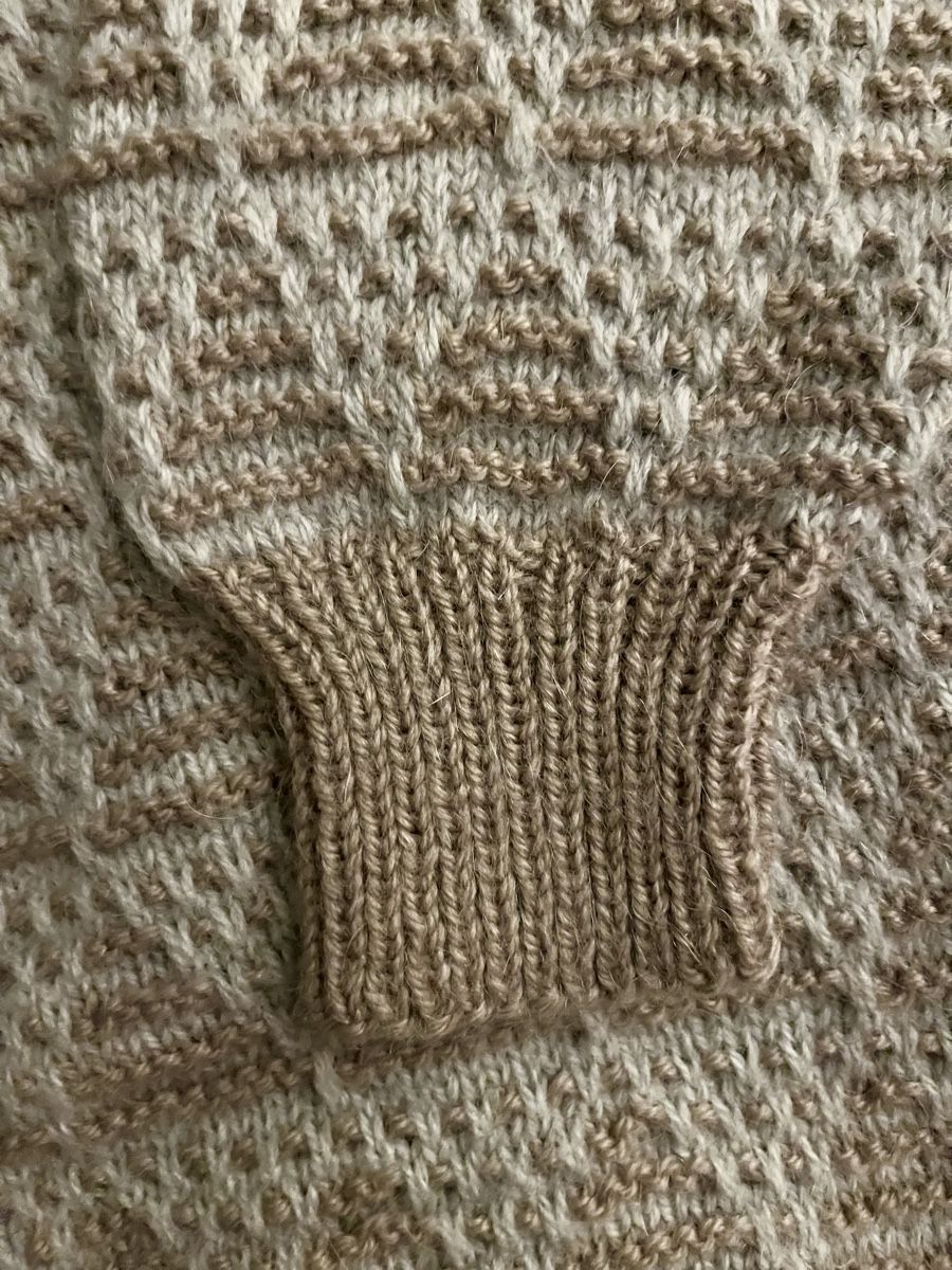 Maglioni & Felpe: Exklusiver Handgestrickter Wollpullover – Unikat – Usato da Zürich venduto da Hypera 1