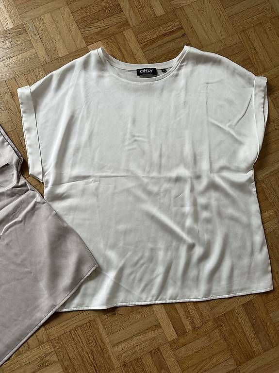 T-shirt: 2 T-Shirts gerader Schnitt weiß & beige Gr.M  – Usato da Stäfa venduto da DearDarling 2