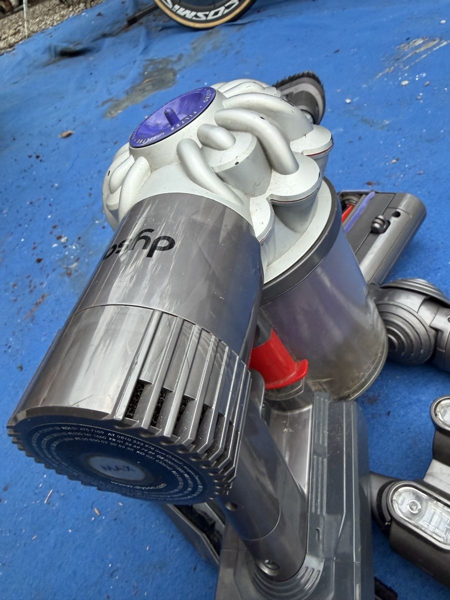 Dyson Aspirateurs & Accessoires: Dyson v8 – D'occasion à Camorino par CamperCommunity 5
