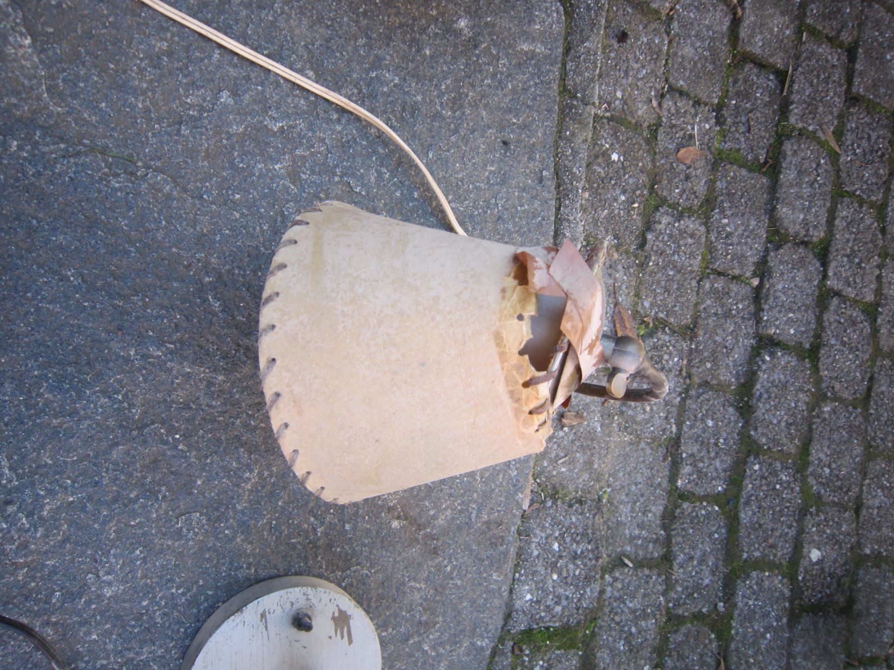 Lampade: Schöne Nachtischlampe mit Holzbasis – Difettoso da Giubiasco venduto da sal_9j6w