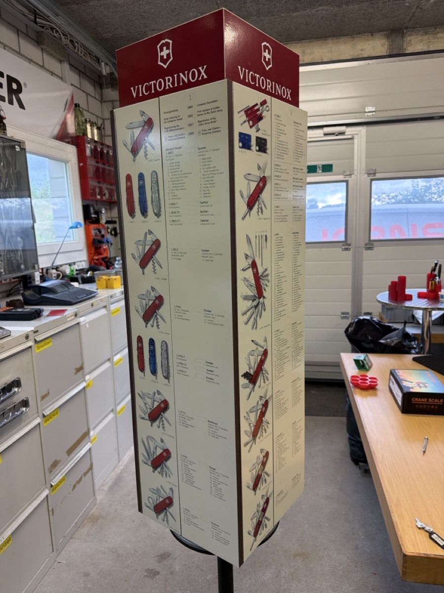 Victorinox Coltelli tascabile: Victorinox Taschenmesserverkaufsständer – Usato da Rütschelen venduto da Pemaru 6