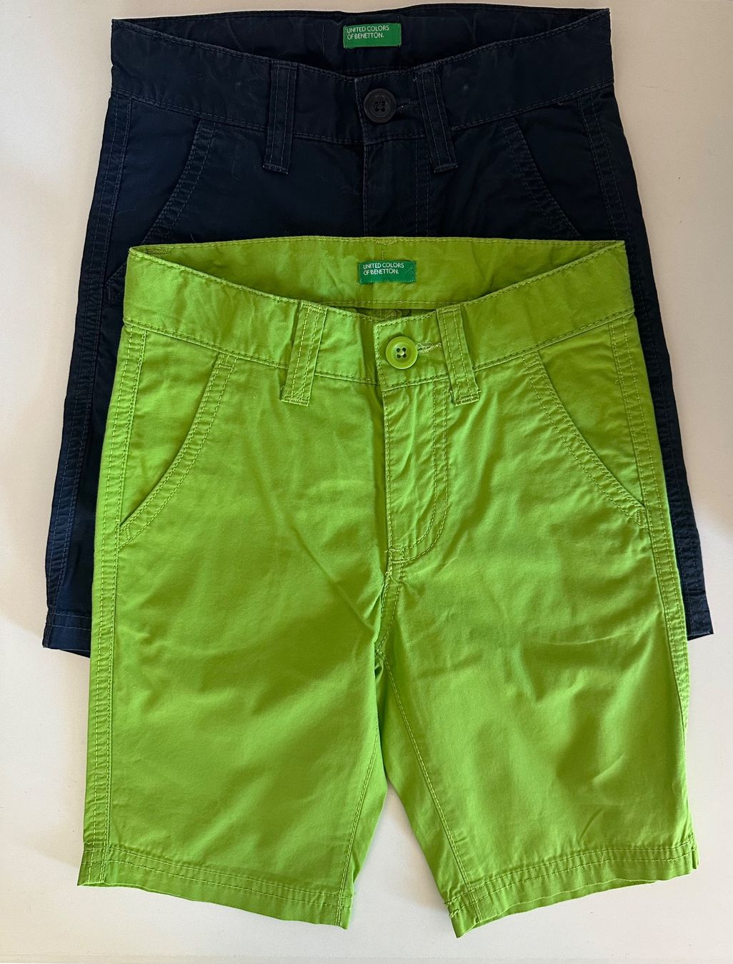 Benetton Pantaloni: 2 Bermuda in cotone Benetton – Usato da Castel San Pietro venduto da Moregi