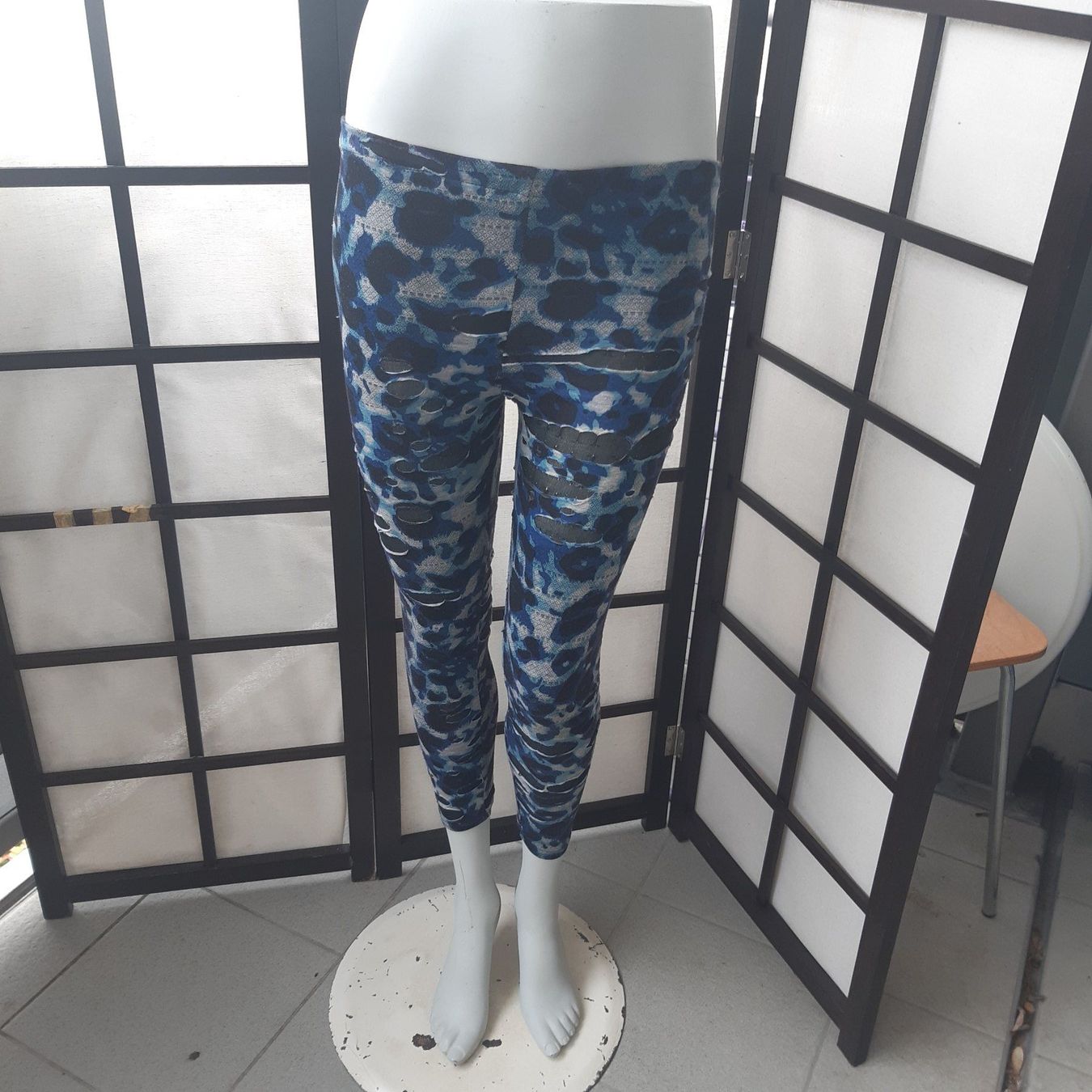 Leggings: Blaue Leggings mit Muster, neuwertig, Grösse 36 – Nuovo (secondo la descrizione) da Horgen venduto da Amanda30