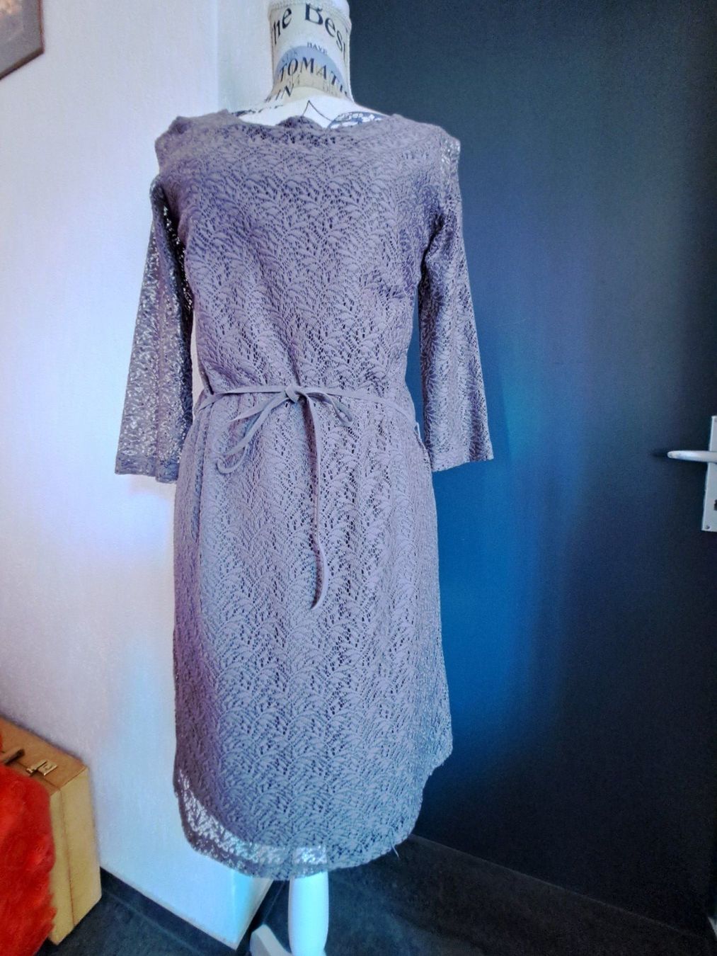 Kleider: Robe manches dentelles, couleur taupe – Gebraucht aus Courrendlin von Aheinza