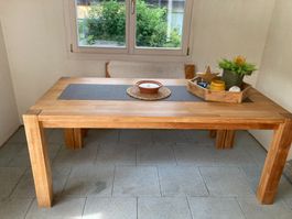 Holztisch mit Bank