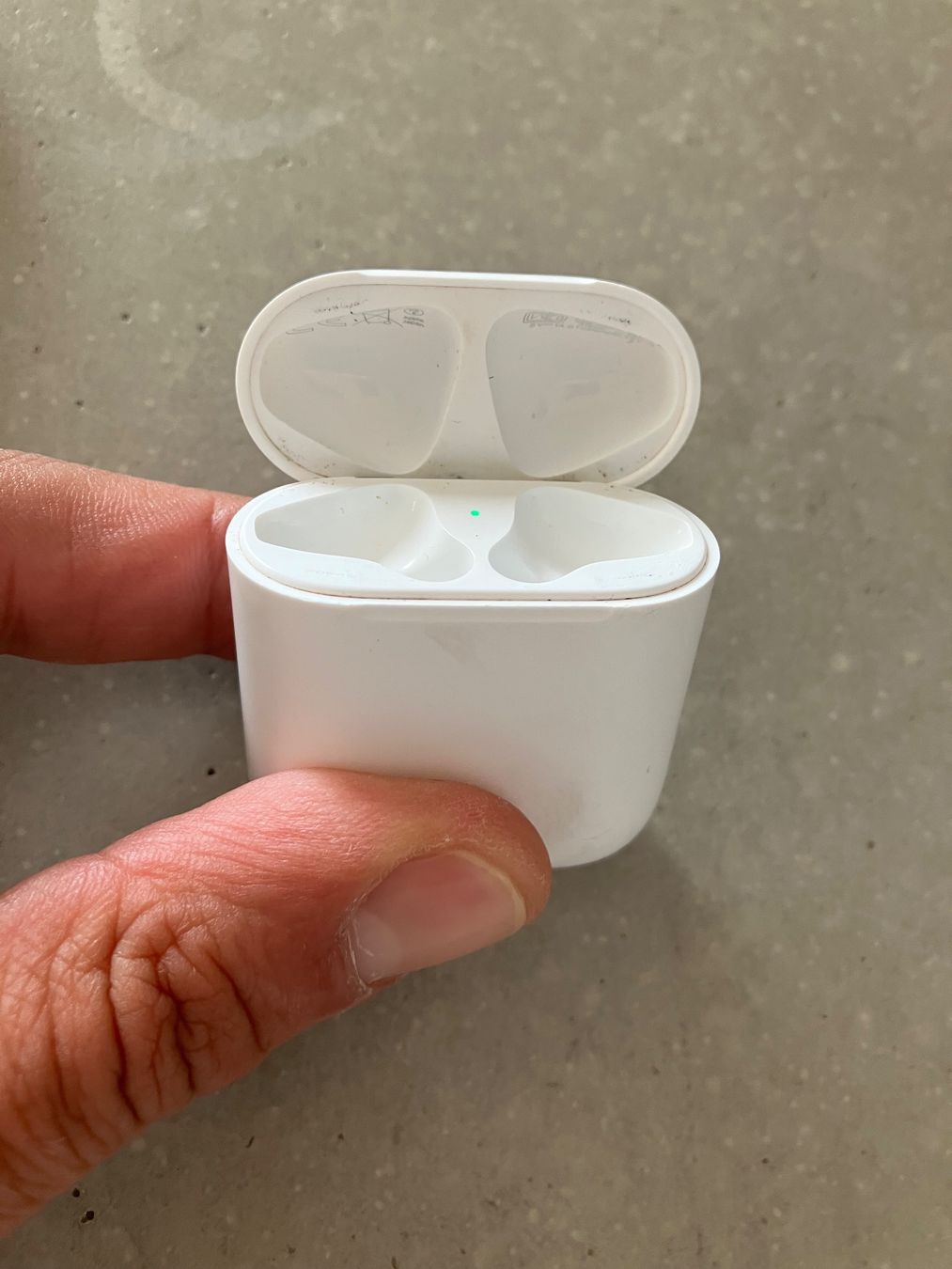 Apple Cuffie: APPLE AIRPODS Case – Usato da Lausanne venduto da mr.v
